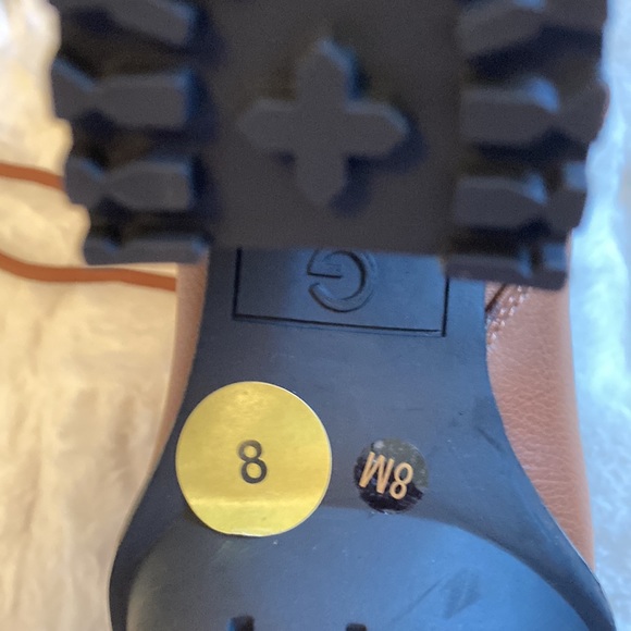 Never been worn,Brown boots side 8,zipper, on sides, lace up the front - Picture 5 of 7